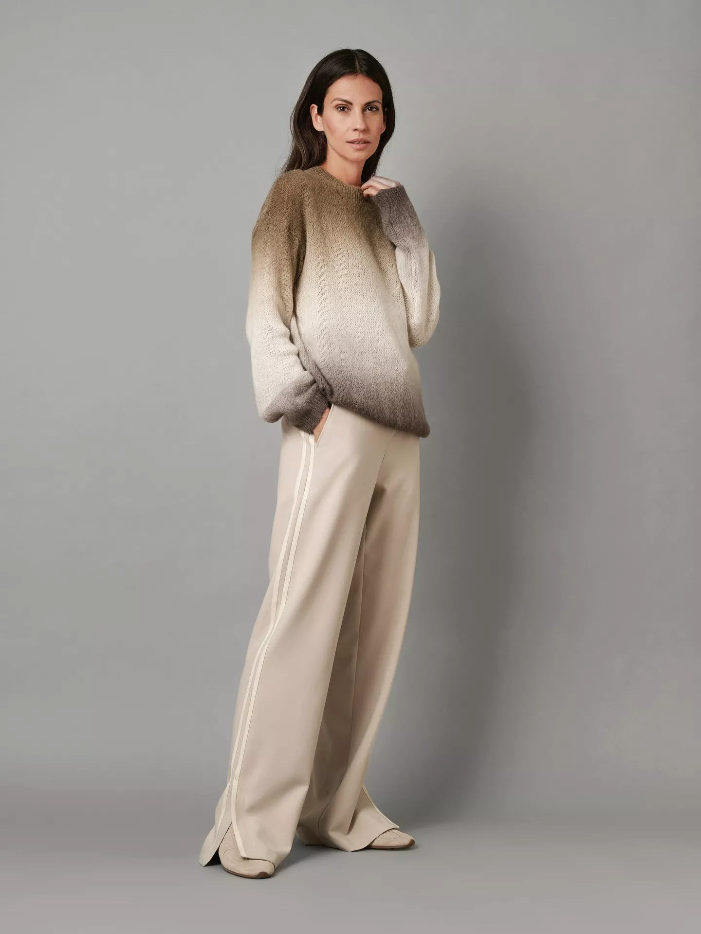 Weiche Kontraste, ruhige Töne, ein Look, der wie gemacht ist für den Moment.

#TONIFashion #SoftTones