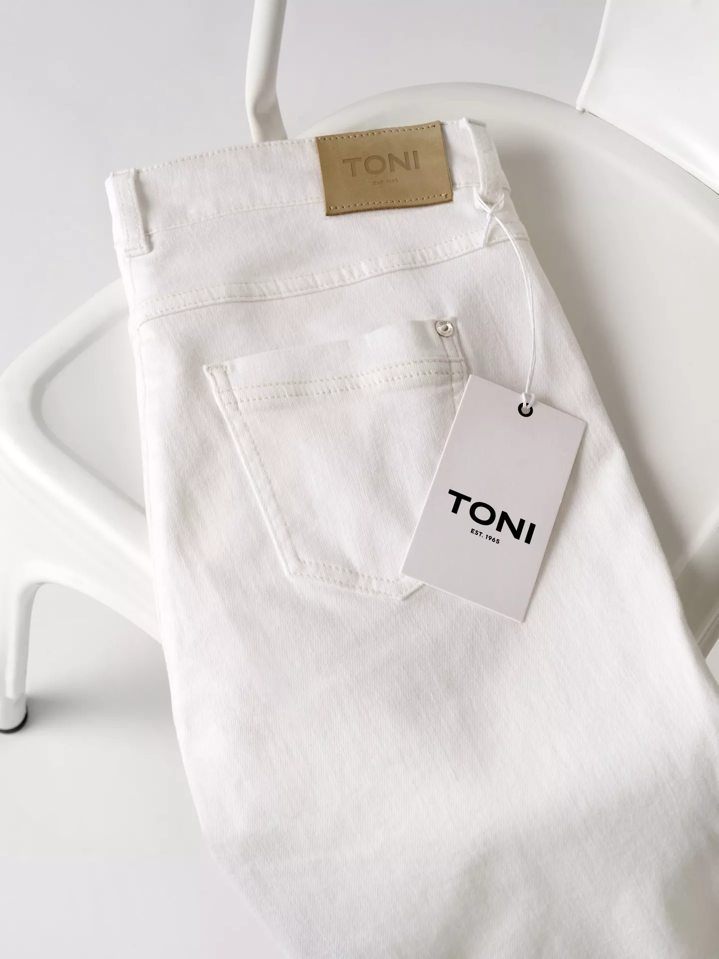 Neuer Look, bewährte Qualität. TONI zeigt sich ab sofort mit modernem Logo – cleaner, klarer, zeitgemäßer. Same expertise, fresh spirit.

#TONIFashion #Since1965