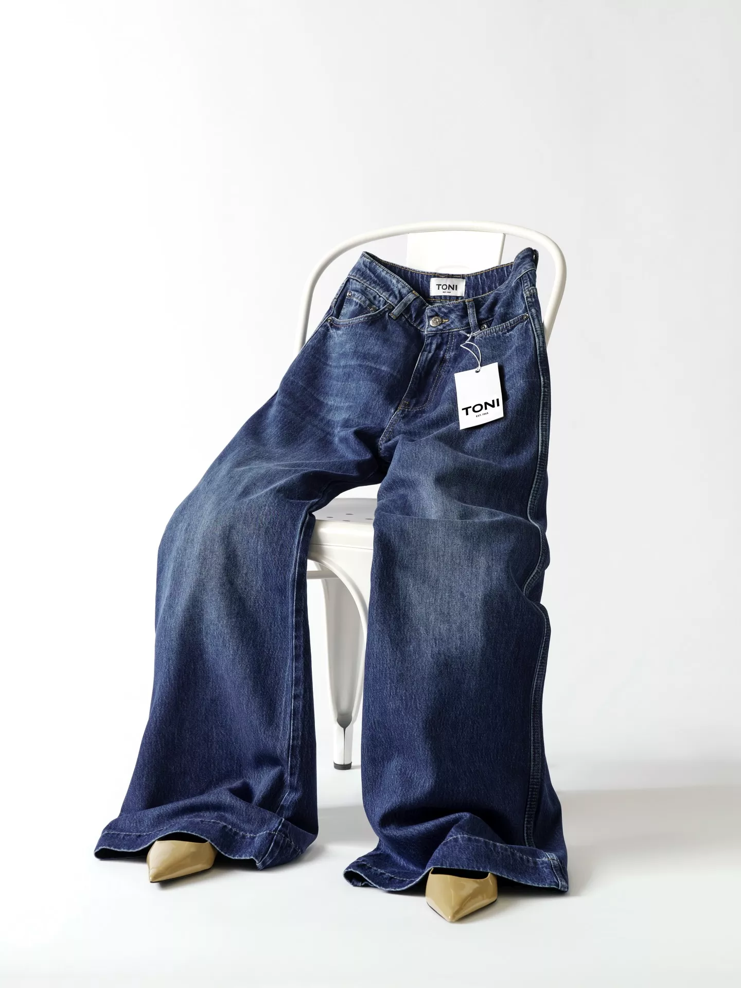 Gleiche Expertise. Neuer Look. 
TONI startet mit modernem Logo und frischem Spirit in die neue Saison. Noch trendiger, noch klarer – und immer mit Stilgefühl.

#TONIFashion #simplythebest