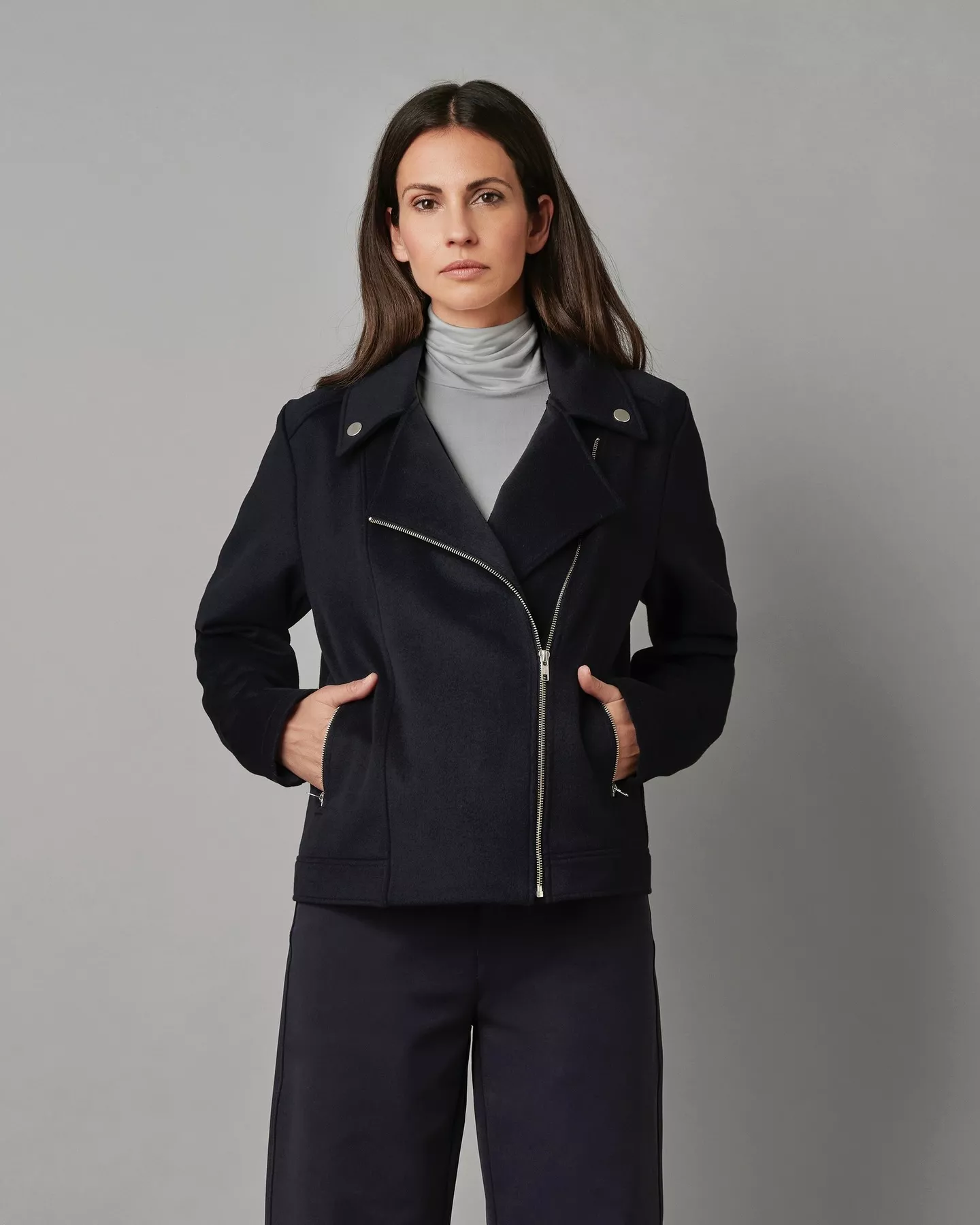 Smart & cool – die Bikerjacke »Jane« bringt moderne Eleganz auf den Punkt. Clean, wandelbar und perfekt für deinen City-Style.

#TONIFashion #ModernEssential