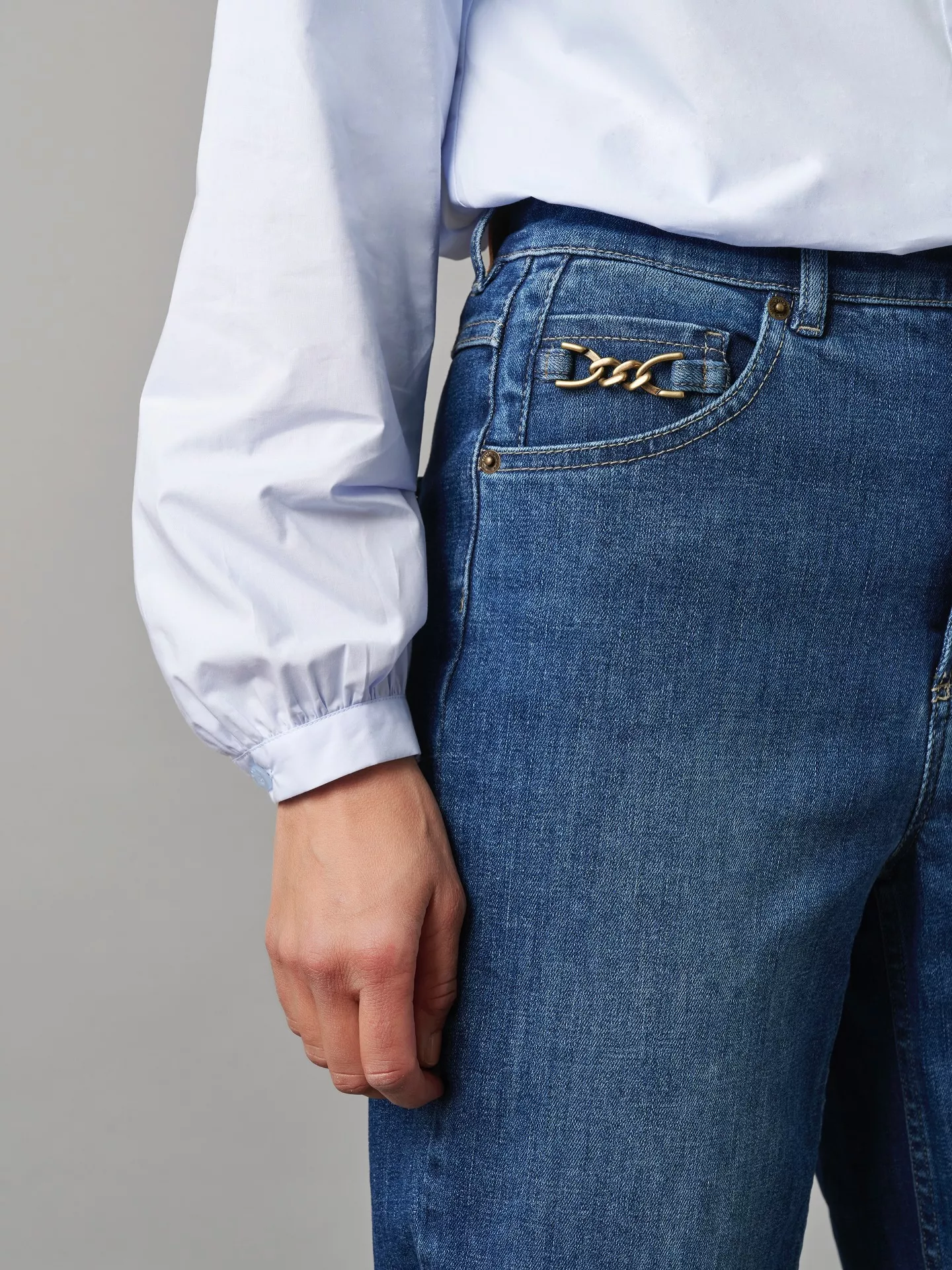 Du liebst das Besondere? Wir auch. Darum steckt in jedem TONI Design ein bisschen mehr: feine Details, sorgfältig durchdacht – und oft erst auf den zweiten Blick sichtbar.

#TONIFashion #Details