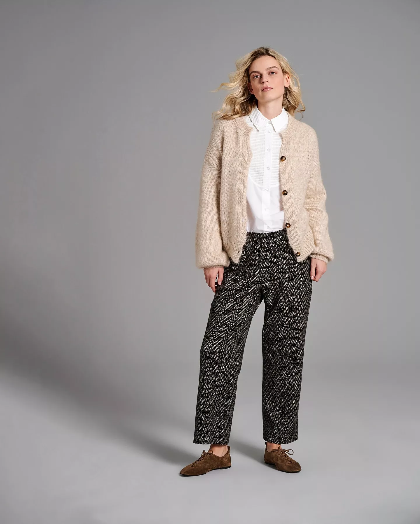 Die Culotte »Sue« bringt cosy Vibes in deinen Winterlook – mit angesagtem Herringbone, sanften Tönen und jeder Menge Stilgefühl.

#TONIFashion